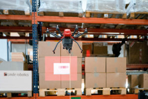 logistica: un drone in magazzino
